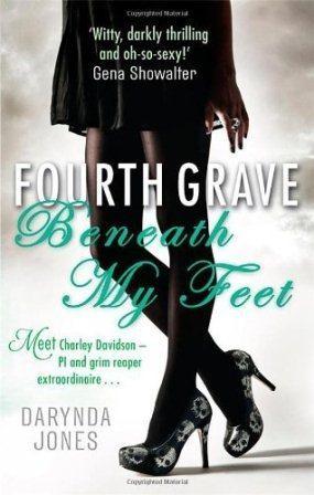 Darynda JONES - Fourth Grave Beneath My Feet : 6+/10 Darynda JONES - Fourth Grave Beneath My Feet : 6+/10