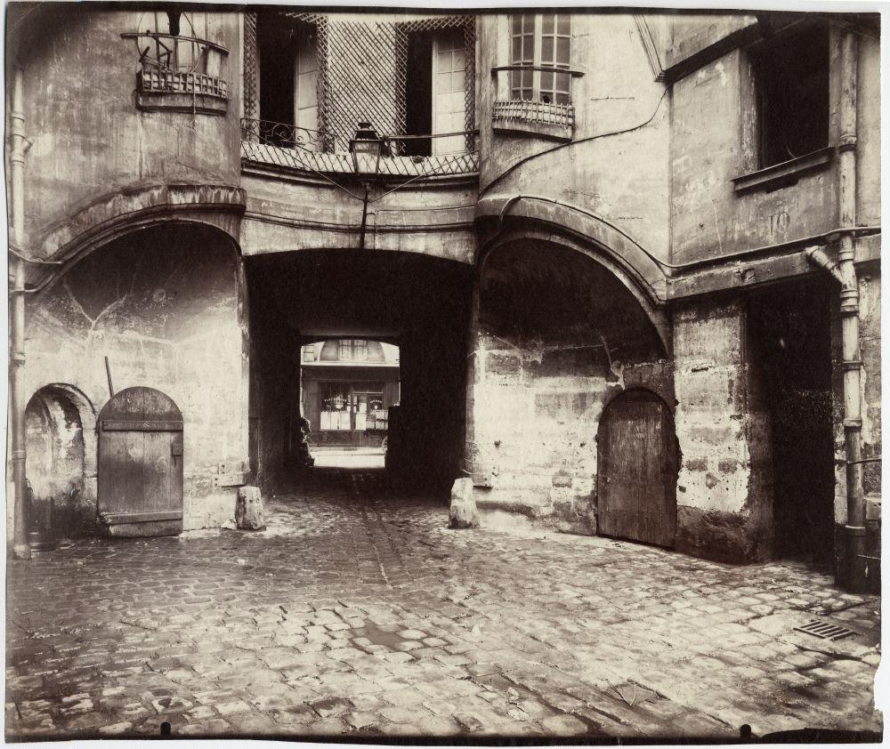 Paris sur les pas d’Eugène Atget & balade de Rambuteau au Panthéon (Paris 4,5,6) Cour du Dragon