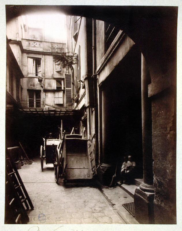 Paris sur les pas d’Eugène Atget & balade de Rambuteau au Panthéon (Paris 4,5,6) 16_rue-visconti_1910_Atget