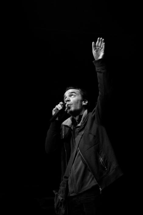Slam : Gilles Bois fait claquer les mots à La Distillerie Gilles Bois sur la scène de L'Escale, c'était en décembre (photo : Philippe Ordioni)