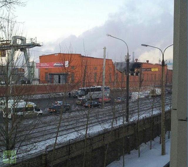 Usine de zinc locale a été endommagé les plus sévères, certains de ses murs s'effondrer (Photo de Twitter.com utilisateur @ TimurKhorev)