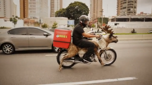Moto-Renne antonio correa moto reindeer renne habib's brazil bresil ambient marketing alternatif livraison fast food 4