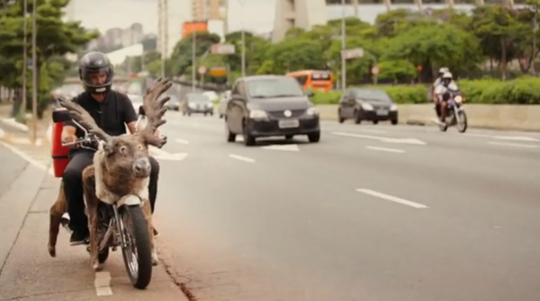 Moto-Renne antonio correa moto reindeer renne habib's brazil bresil ambient marketing alternatif livraison fast food 3