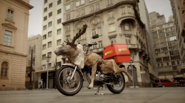 Moto-Renne antonio correa moto reindeer renne habib's brazil bresil ambient marketing alternatif livraison fast food 2