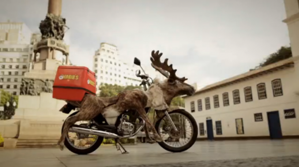 Moto-Renne antonio correa moto reindeer renne habib's brazil bresil ambient marketing alternatif livraison fast food 1