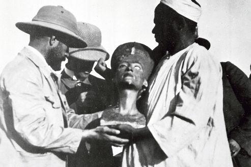 Le buste de Néfertiti a été découvert le 6 décembre 1912 sur le site d'Amarna. Il est présenté ici à un archéologue de la mission allemande conduite par l'égyptologue Ludwig Borchardt.
