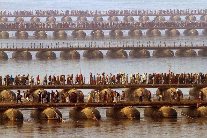 Entre deux eaux. Ils sont venus par dizaines de millions.Une fois tous les douze ans, entre les mois de janvier etfévrier, les pèlerins hindous affluent de toute l'Inde vers la petite ville d'Allahabad, dans le nord du pays, pour célébrer dans la ferveur et le recueillement la fête de la Maha Kumbhamela, le plus grand pèlerinage religieux au monde. En longues files, le long des rives et des ponts de la ville, au confluent du Gange, du Yamuna et d'une troisième rivière mythique, femmes et hommes attendent pour se baigner dans les eaux sacrées du Gange et se laver de leurs péchés. Un chassé croisé qui semble se refléter à l'infini. Partout où porte le regard, Allahabad ressemble à une immense métropole traversée de processions en prières et de fidèles au bord de l'extase.