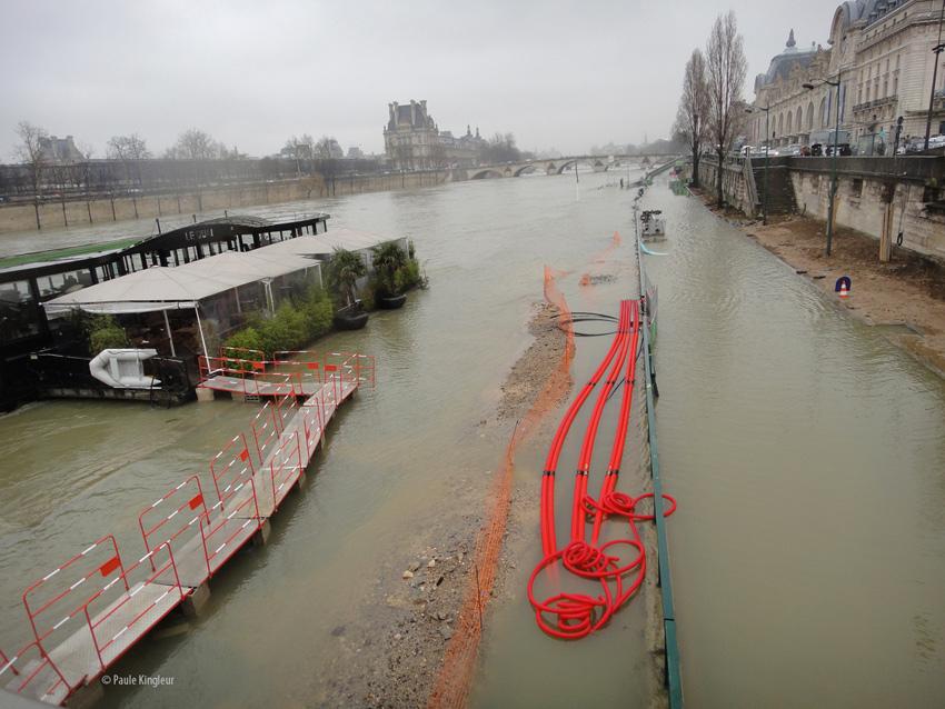 Péniche restaurant isolée des quais inondés- Crue de la Seine en février 2013, photo de Paule Kingleur pour Paris Label