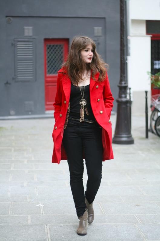 look noir manteau rouge blog