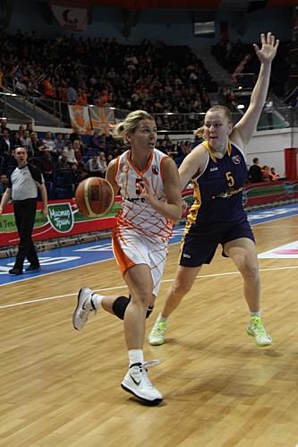 Russie : Pas de souci pour Ekaterinbourg Anete-JEKABSONE-ZOGOTA--Ekaterinbourg-_basket.ugmk.com.jpg