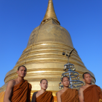 Golden mount avec les moines