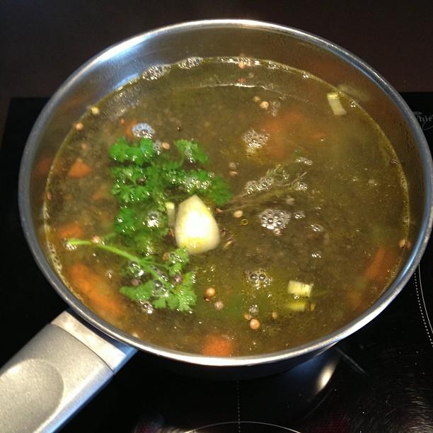 Lentilles sauce salsa verde, saint-Jacques et bouchées de porc