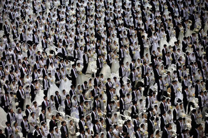 Alignés. Des milliers d'adeptes de l'Eglise de l'Unification, également connue sous le nom de secte Moon, ont été mariés dimanche lors d'une cérémonie collective en Corée du Sud, la première depuis la mort de leur messie controversé, Sun Myung Moon, en septembre 2012. Environ 3.500 couples, tous vêtus à l'identique, ont participé à la cérémonie au quartier général de l'Eglise, à Gapyeong, à l'est de Séoul. Ces mariages de masse, sont un signe caractéristique de l'Eglise de l'Unification.