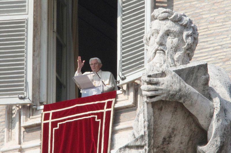 Acclamé. «Benedetto!» a crié la foule ce dimanche à midi en voyant apparaître le pape à la fenêtre de ses appartements, au troisième étage du palais pontifical. Devant des dizaines de milliers de fidèles rassemblés place Saint-Pierre, le souverain pontife a appelé l'Eglise et tous ses membres à «se renouveler» et à «se réorienter vers Dieu en reniant l'orgueil et l'égoïsme». Il s'exprimait lors de l'avant-dernier Angélus précédant sa démission, prévue le 28 février.
