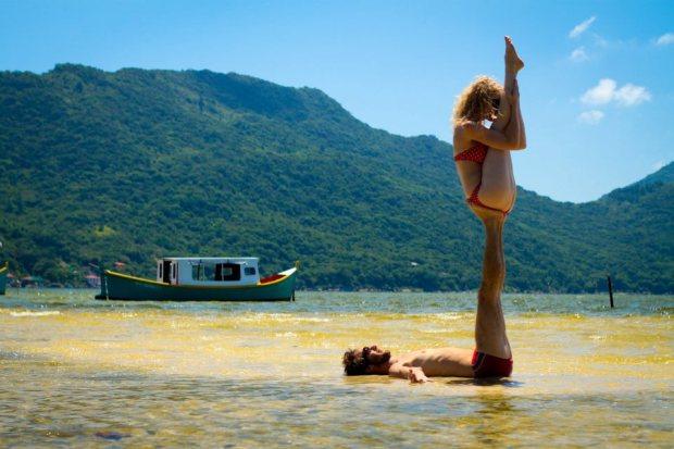 Superbe vidéo d’acroyoga 385695_10150767625623387_1742919296_n