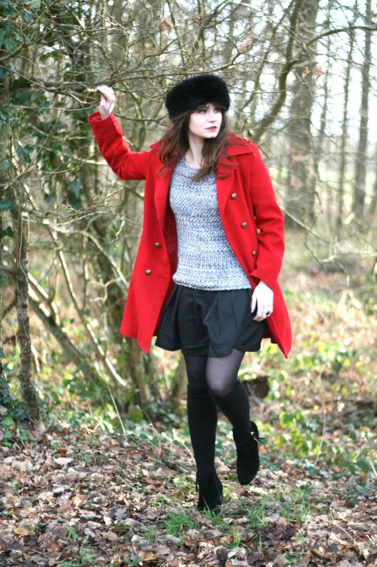 Ivy look manteau rouge officier