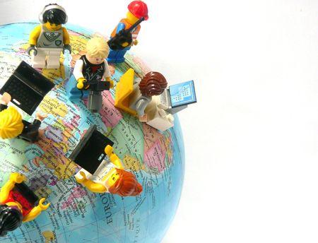 figurines Lego sur globe les réseaux sociaux d'entreprise worldwide