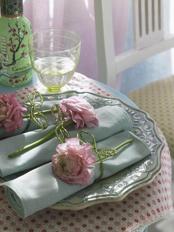 Tischdeko: Frühlingsfrisch mit Blüten gedeckt - serviettenringe-aus-gruenen-perlen-um-hellblaue-servietten-600-800