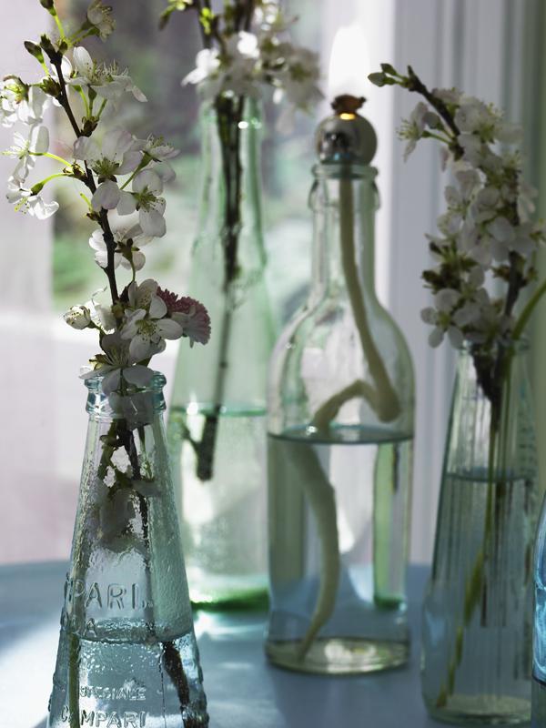 Tischdeko: Frühlingsfrisch mit Blüten gedeckt - bluehende-zweige-in-flaschenlampen-600-800