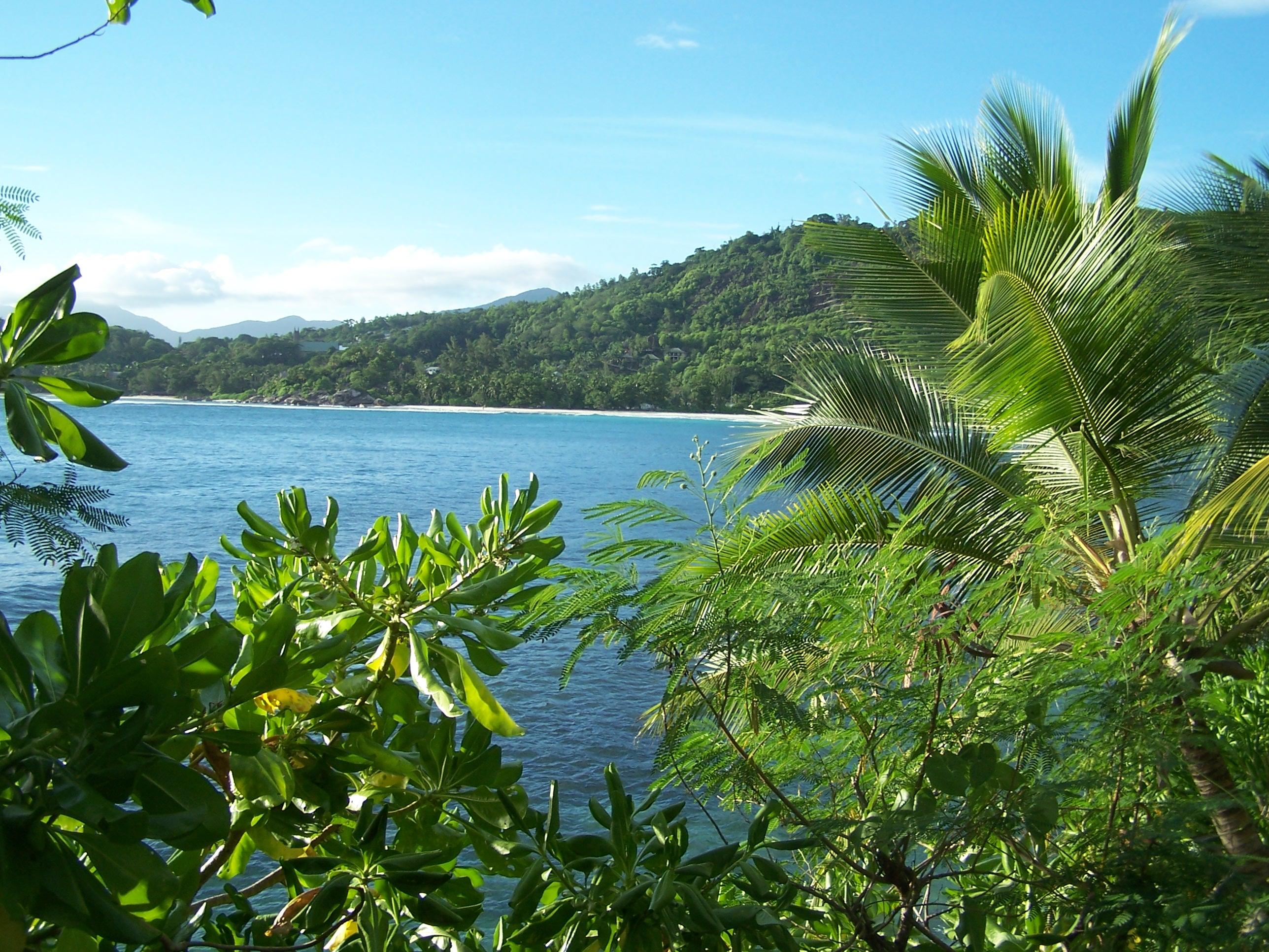 SEYCHELLES : Ile de MAHE jour 1 http://img11.hostingpics.net/pics/22063318mahBaieLazare2.jpg