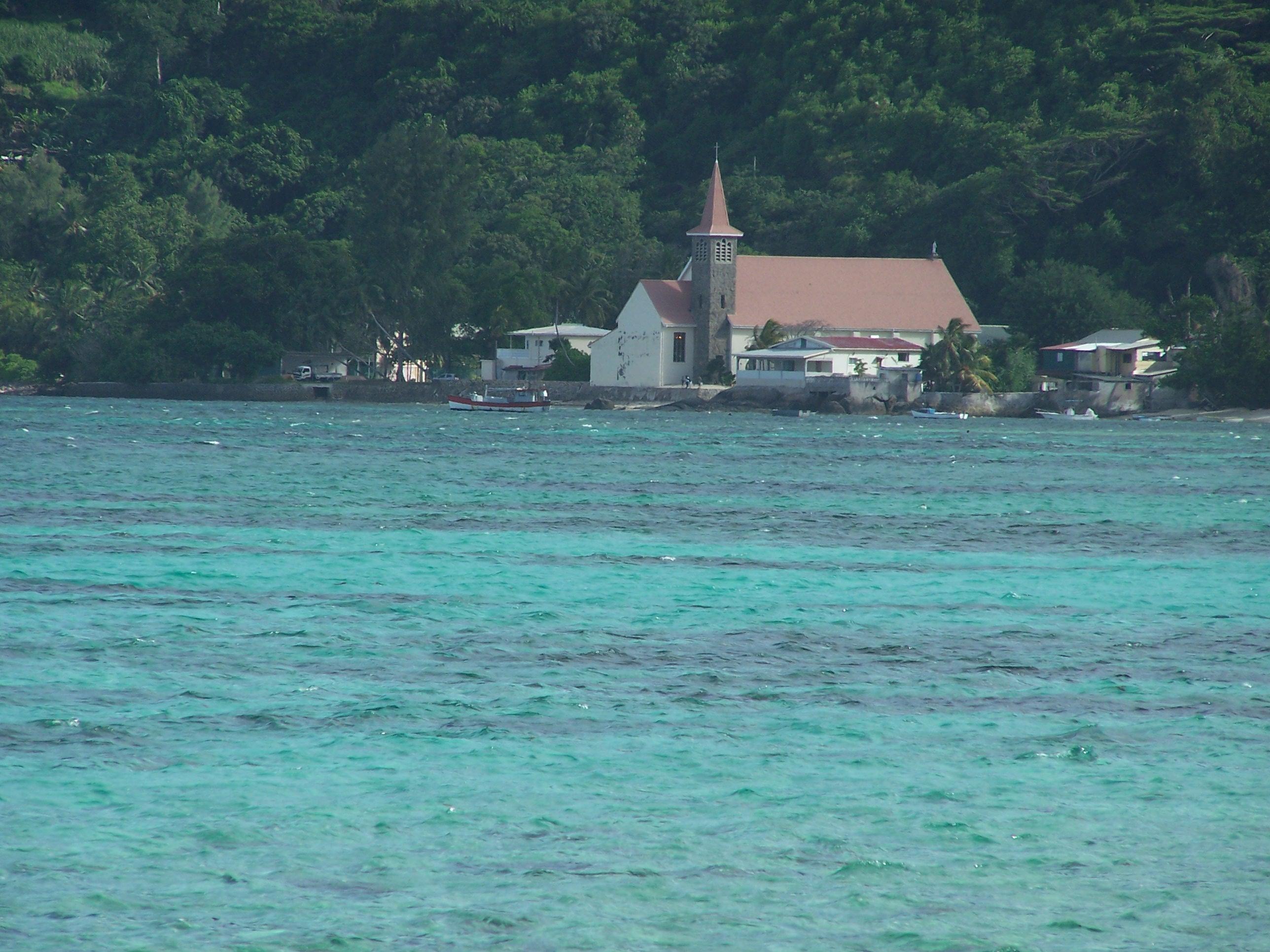 SEYCHELLES : Ile de MAHE jour 1 http://img11.hostingpics.net/pics/69323902MahEgliseJosephdAnseRoyale.jpg