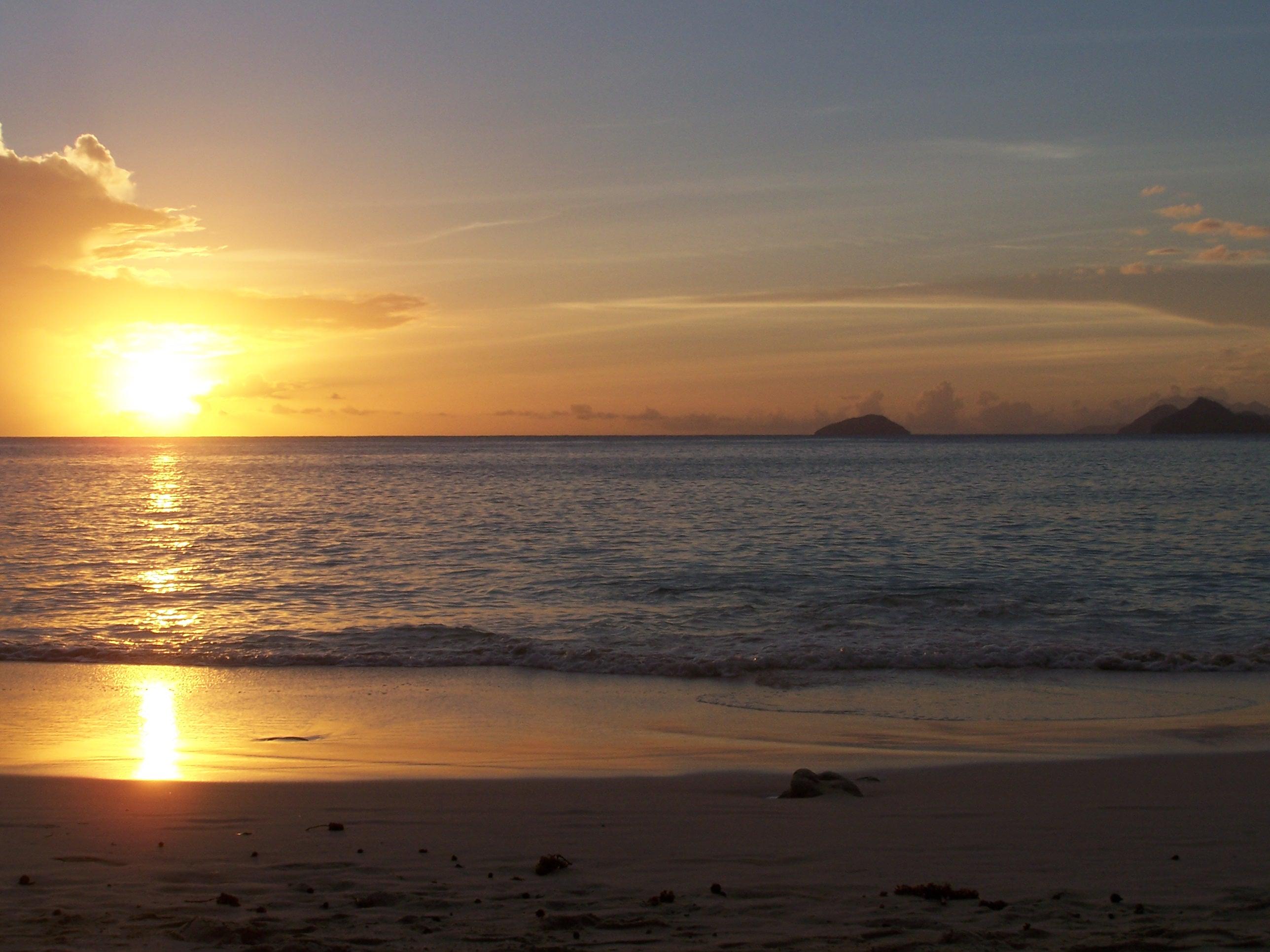 SEYCHELLES : Ile de MAHE jour 1 http://img11.hostingpics.net/pics/53179524Mahcouchansesoleil2.jpg