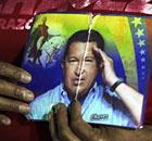 Une personne est titulaire d'une image de Chavez Le président vénézuélien Hugo à Caracas