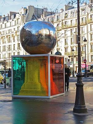 Paris : La Quatrième Pomme - œuvre de Franck Scurti - 120, boulevard de Clichy - Paris 18