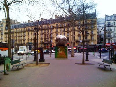 Paris : La Quatrième Pomme - œuvre de Franck Scurti - 120, boulevard de Clichy - Paris 18