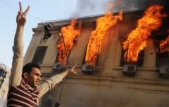 Patrimoine historique en danger 452417-manifestant-fait-v-victoire-devant.jpg