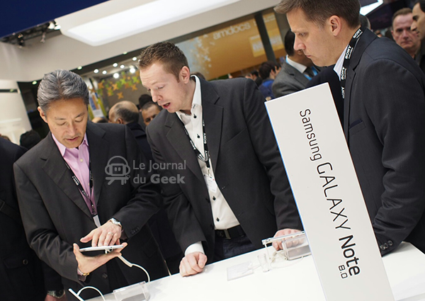 MWC : Quand Kaz Hirai (Sony) découvre la Galaxy Note 8.0 de Samsung kaz-samsung