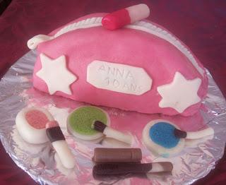 Gâteau d'anniversaire trousse de maquillage au chocolat, chantilly et pâte d'amandes