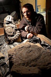 Le chercheur Leif Tapanila devant certains fossiles