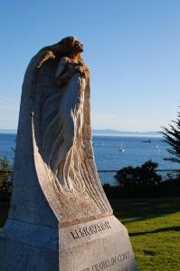 Resignation - une pierre tombale face à l'océan, dans le cimetière de Santa Barbara Ettore Cadorin