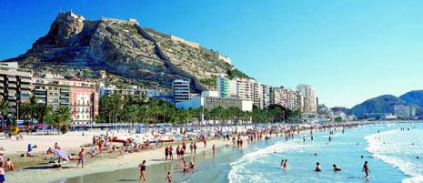 Vivre en bord de mer Douceur de vivre au bord de la mer sous le soleil d'Alicante, à la Playa del Postiguet au sud-est de l’Espagne Méditerranée