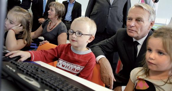 Feuille de route du numérique : des mesures pour l'éducation, protection des données et très haut débit Feuille de route du numérique : des mesures pour l'éducation, protection des données et très haut débit