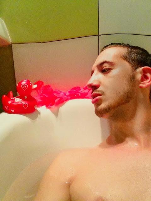 Roy pose dans son bain Roy pose dans son bain