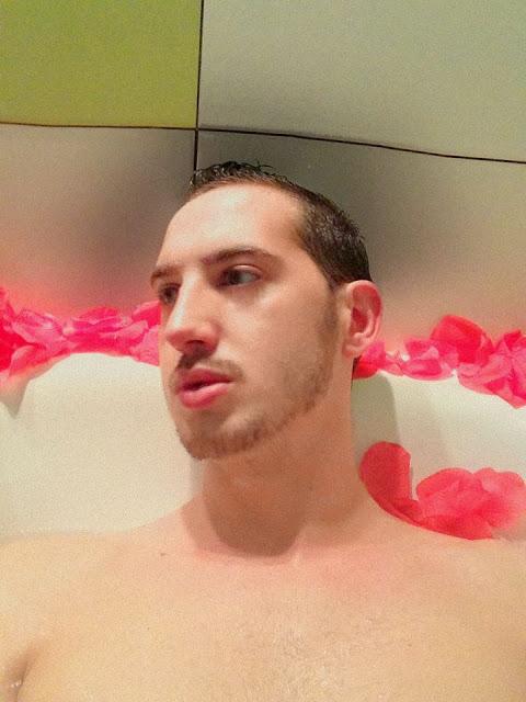 Roy pose dans son bain Roy pose dans son bain