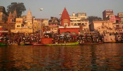 Promenade en barque sur le Gange