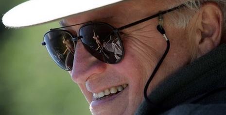 Le reflet d\'une femme à poil dans les lunettes de Dick Cheney ?