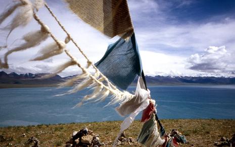 tibet-lac-namtso-drapeaux-de-prieres.1208331771.jpg