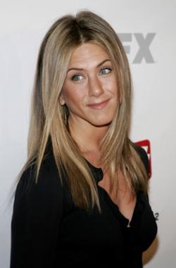 Jennifer Aniston veut fêter ses 40 ans avec de nouveaux seins ! Jennifer Aniston