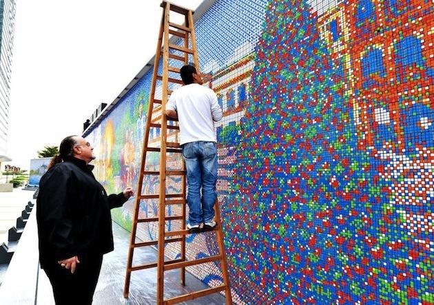 Un mur composée de 86 000 rubik's Cubes par Cubeworks, en Chine - Mosaïque
