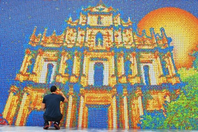 Un mur composée de 86 000 rubik's Cubes par Cubeworks, en Chine - Mosaïque