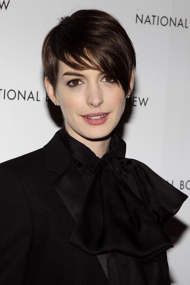 She's pretty awesome Anne Hathaway... dans Autres bavardages... anne-hathaway-8-janvier-2013-a-new-york_portrait_w674