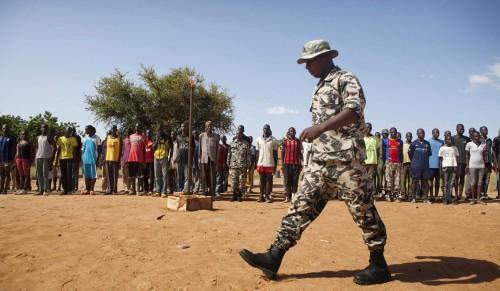 Itinéraires Croisés #11 Moldavie Mali un-soldat-passant-devant-un-camp-d-entrainement-des-Forces-de-libe-ration-du-Nord-FLN