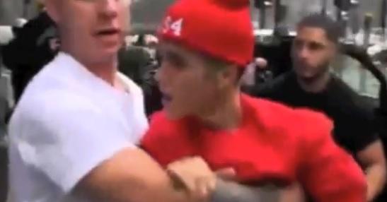 VIDEO Justin Bieber essaie de frapper paparazzi