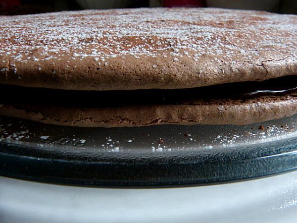 MACARON GEANT CHOCOLAT & GRIOTTINES P1040061-001-copie-1