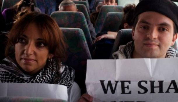 Protestants palestiniens dans un bus israëlien l'an passé.