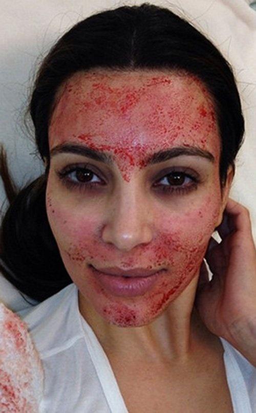 Twitter : le masque de sang de Kim Kardashian